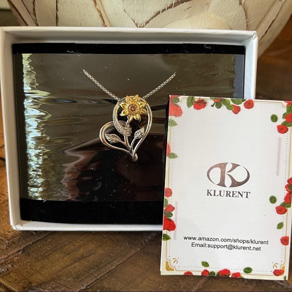 NIB 🌻❤️ Necklace - Picture 5 of 6